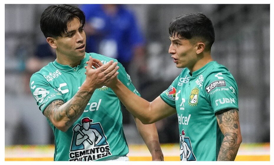    Виктор Давила (на фото слева) попрощался с одноклубниками по «Леону». Фото: Global Look Press