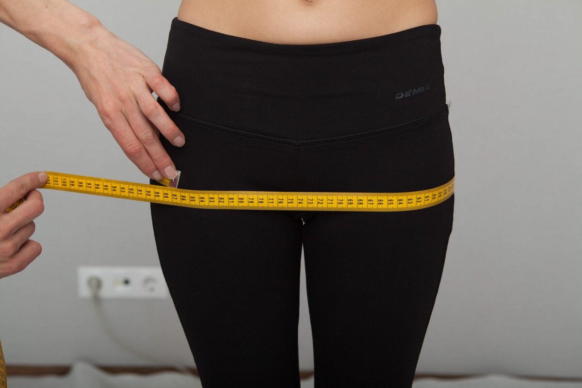 Как измерить размер бедер. Обхват талии как измерить. Объем талии бедер таблица. Объем талии бедер таблица. Как померить объем груди у мужчин.