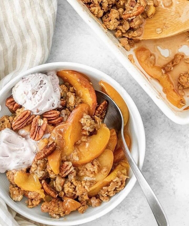 Зпеченные персики с хрустящей посыпкой