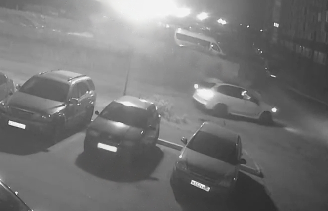    В Брянске сообщили о влетевшем в припаркованные авто на Флотской пьяном гонщике avchernov