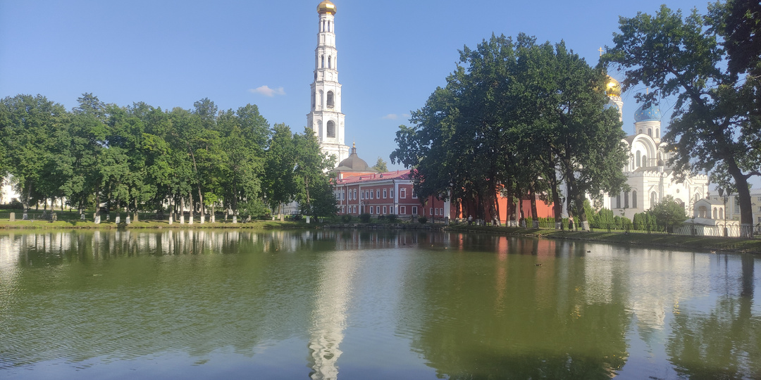 Старинный, очень красивый монастырь в паре километров от Москвы, о котором мало кто знает