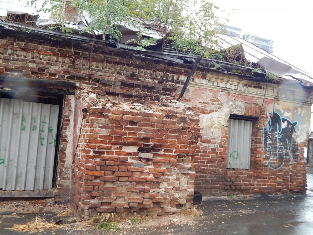    В таком состоянии сейчас находятся флигели усадьбы. Фото: «АиФ-Урал»/ Дарья Попович