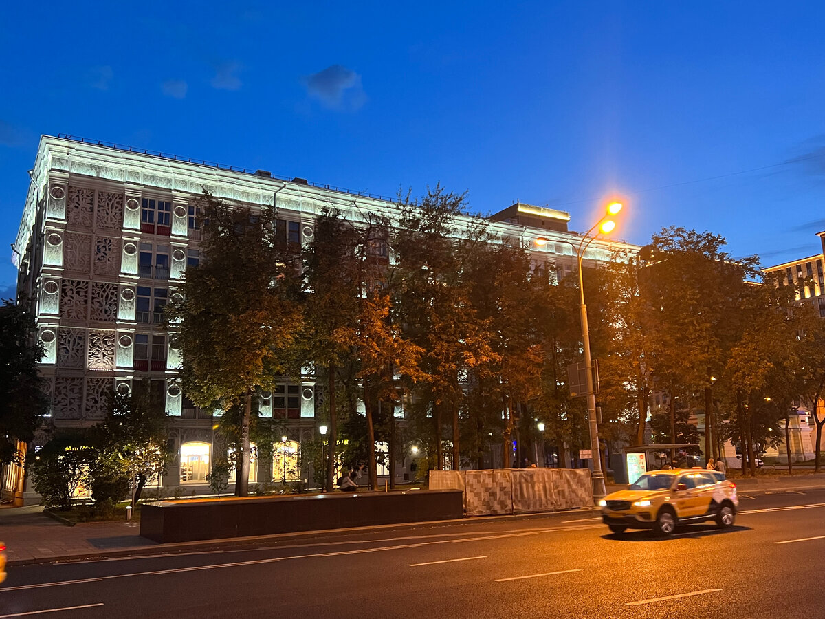 Дом с Ленинградки вечером. Фото моё от 24.09.2023