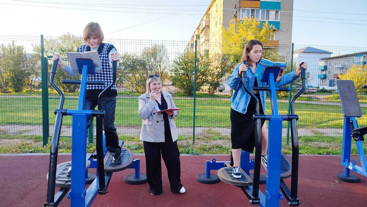 Проверили технику чтения на тренажёрах библиотекари (слева направо) Анна Гришина, Вероника Рожкова, Наталья Кобыльских