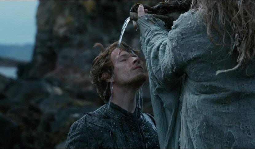 Теон становится Железнорожденным. (Кадр из сериала Игра Престолов, 2 сезон, 3 серия)