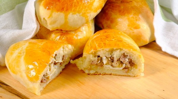 Быстрые пирожки на кефире с мясной начинкой: видео рецепт и пошаговые фото