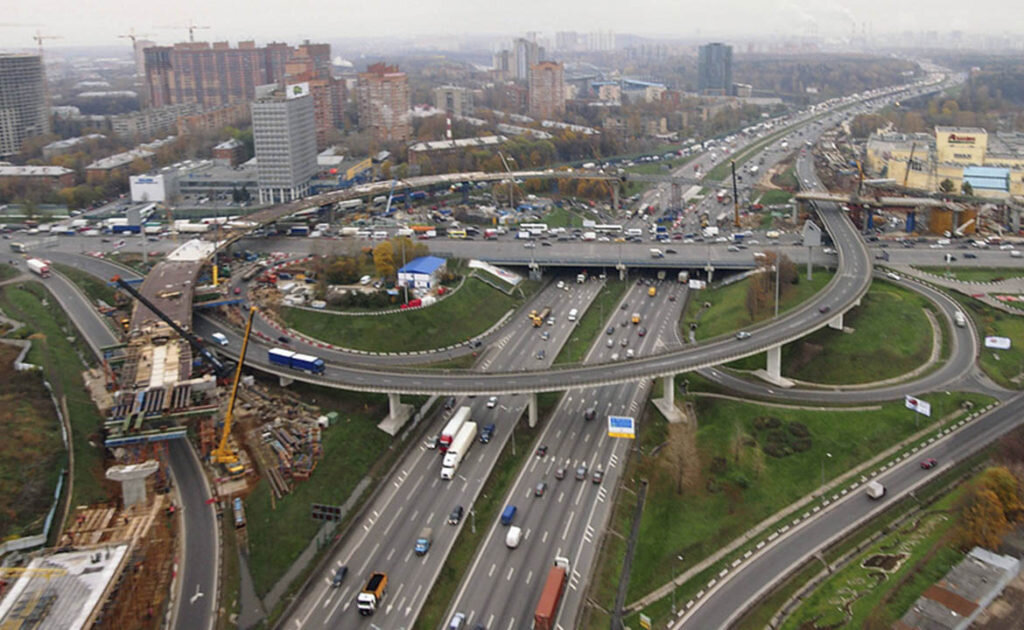 Кольцевая дорога. Московская Кольцевая дорога МКАД. Развязка Ленинградское шоссе МКАД. Химки Кольцевая дорога. Кольцевая транспортная эстакада Москва Сити.