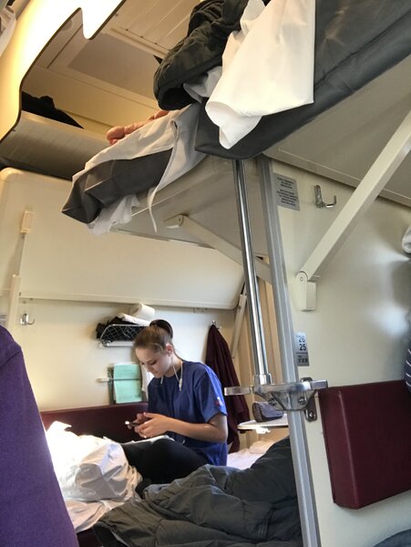 В соседнем купе девушка работала на ноутбуке и что писала в тетрадях, студентка, наверное. 
