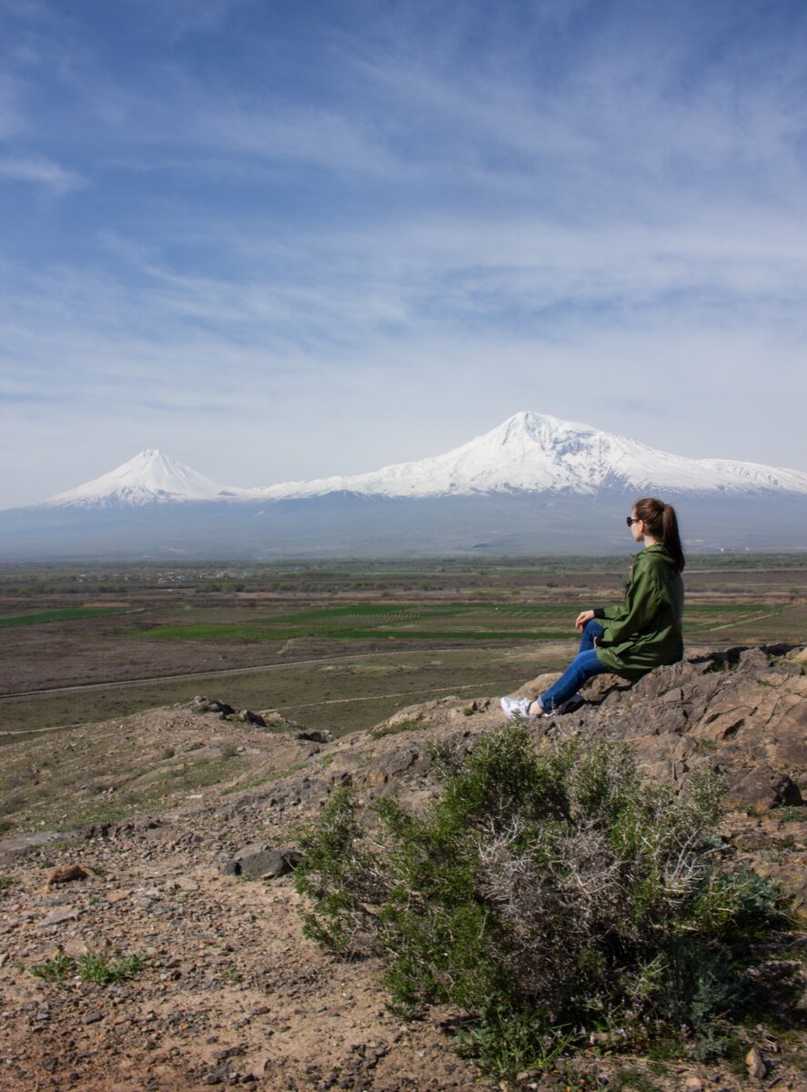 Гора арарат в армении или в турции. Гора Арарат в Армении. Гора Масис Армения. Гора Арарат со стороны турцы. Гора Арарат со стороны Армении.