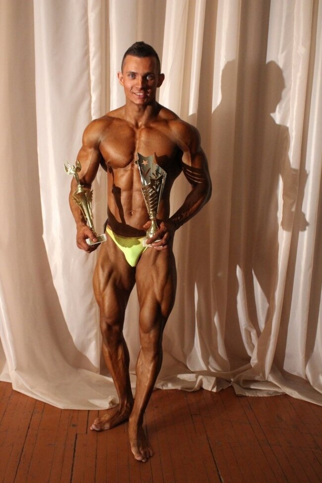 
Вечером 14 мая 2019 года Денис возвращался с рыбалки в Сормовском районе. Слушая музыку в наушниках, он переходил через железнодорожные пути. В этот самый момент электропоезд сообщением Нижний Новгород — Моховые горы перегонялся от станции Толоконцево. Денис не заметил несущийся на него многотонник. На 446 километре жд-путей случилось непоправимое. 