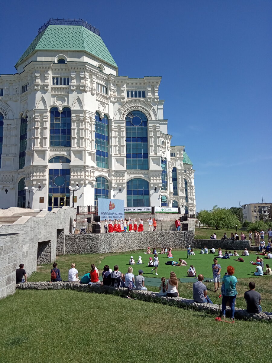 Большая сцена