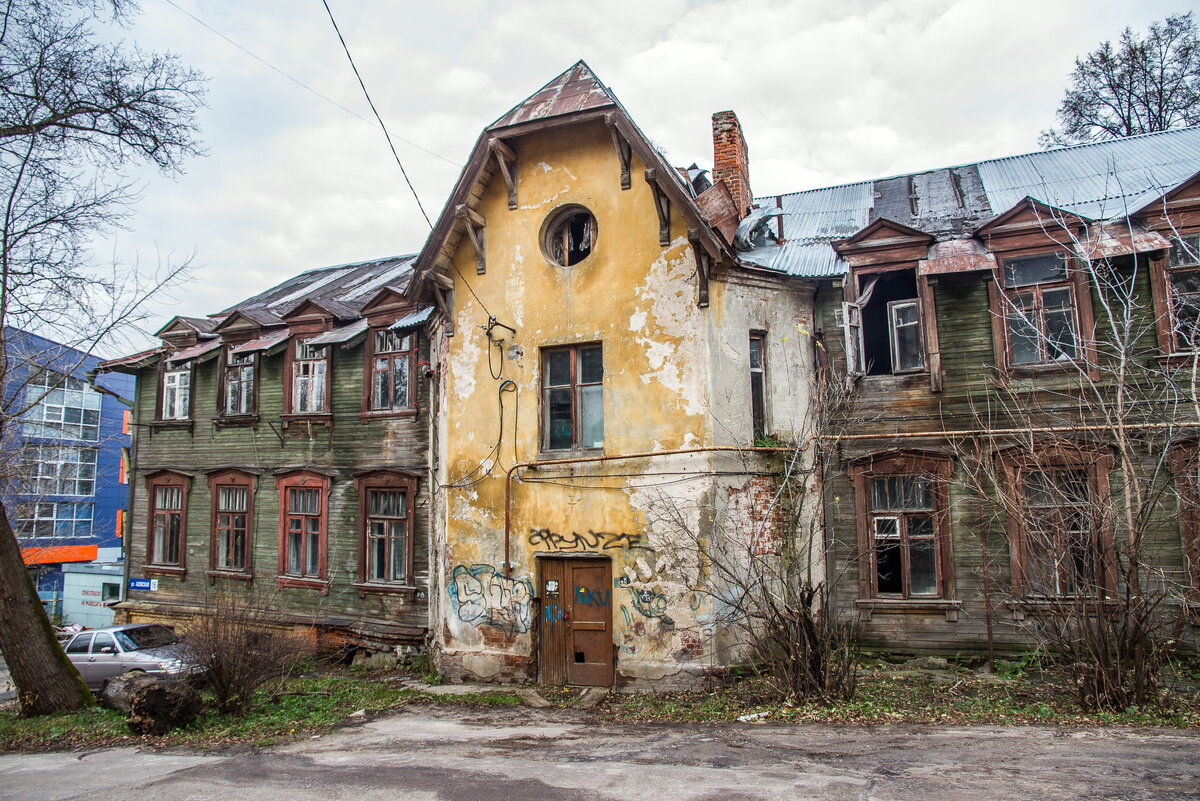 Старые дома в россии. Старый жилой фонд Кострома. Ветхий жилой фонд Киров. Старый дом. Старое здание.