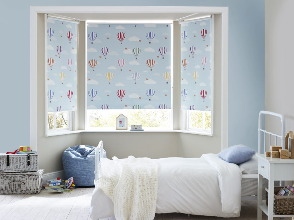 Рулонные шторы отлично дополняют интерьер детской комнаты
