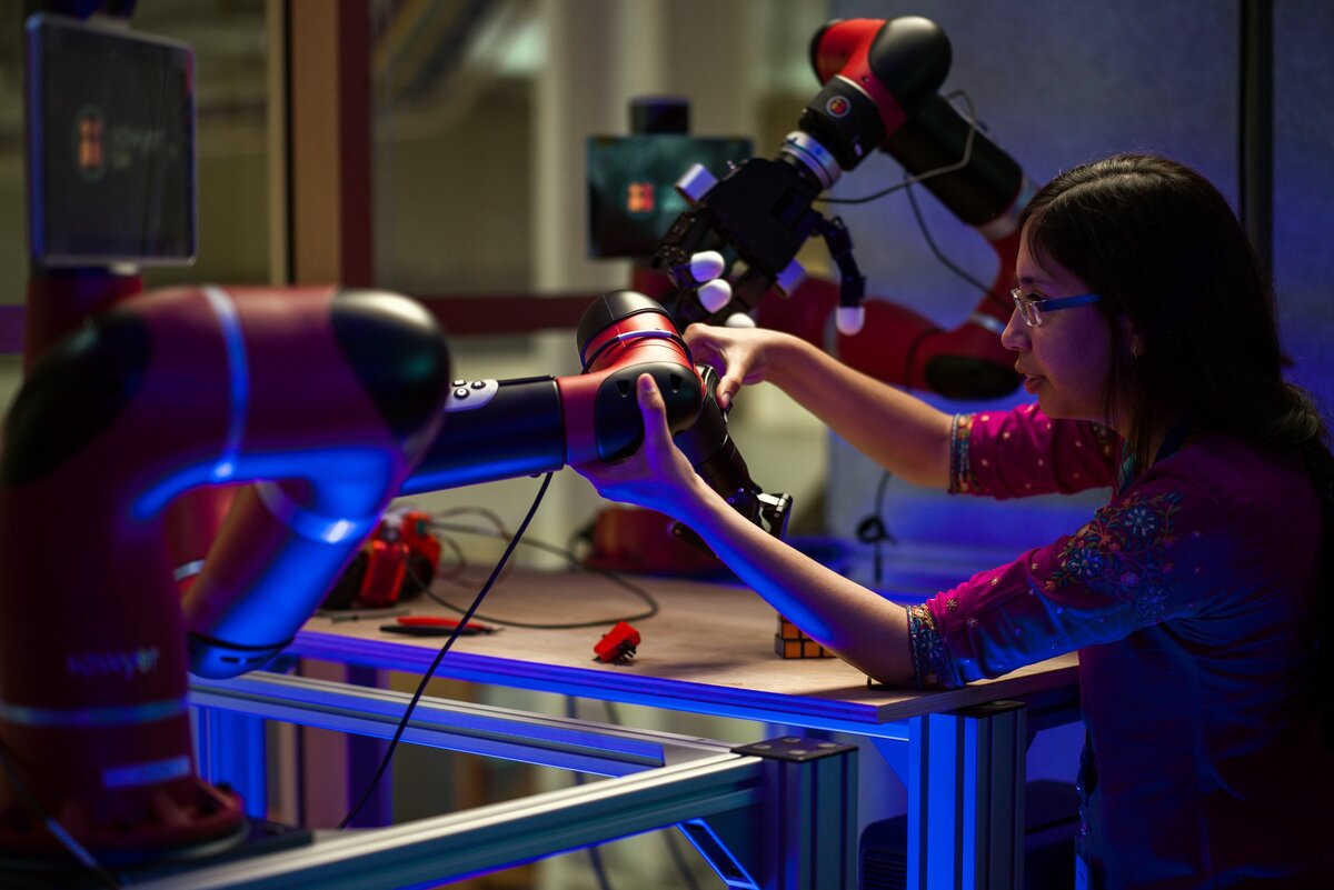 Исследователь Акшара Рай настраивает руку робота в лаборатории ИИ в Менло-Парке (Facebook)