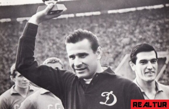 Единственный вратарь, получивший эту награду - советский вратарь Лев Яшин. Его фантастические навыки и умения руководить защитниками были высоко оценены французскими изданиями.