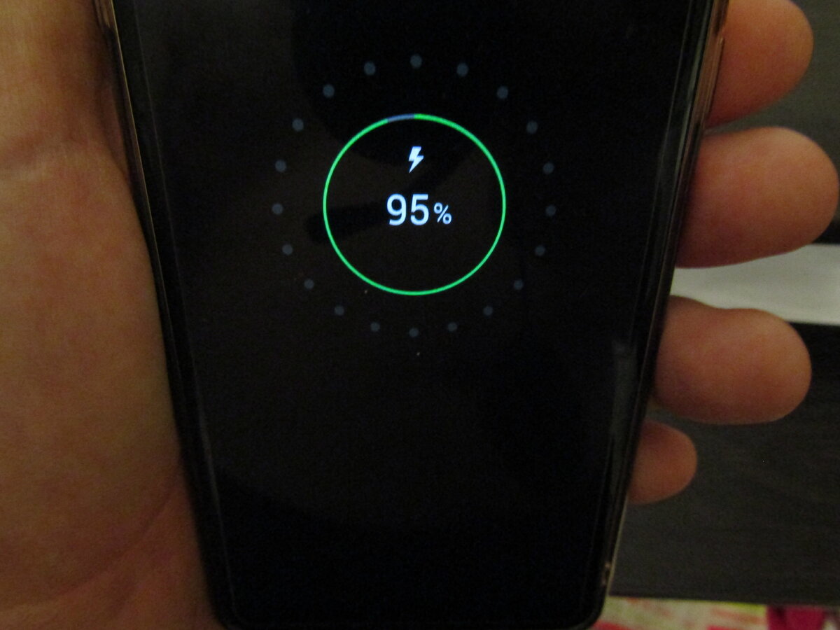 Телефон показывает заряжается. Samsung значок зарядки. Молния зарядки телефона. Символы при зарядке телефона. Молния при зарядке смартфона.