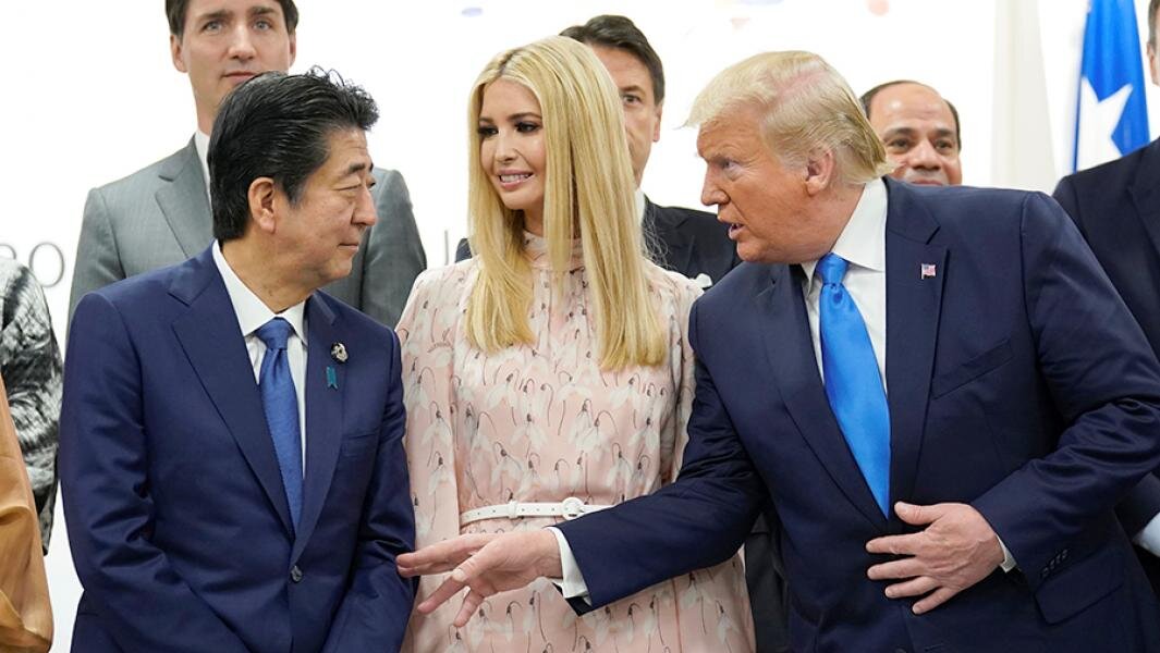 Премьер-министр Японии Синдзо Абэ, Иванка Трамп и президент США Дональд Трамп во время саммита G20 в Осаке. 29 июня 2019 года. Фото: REUTERS/Kevin Lamarque