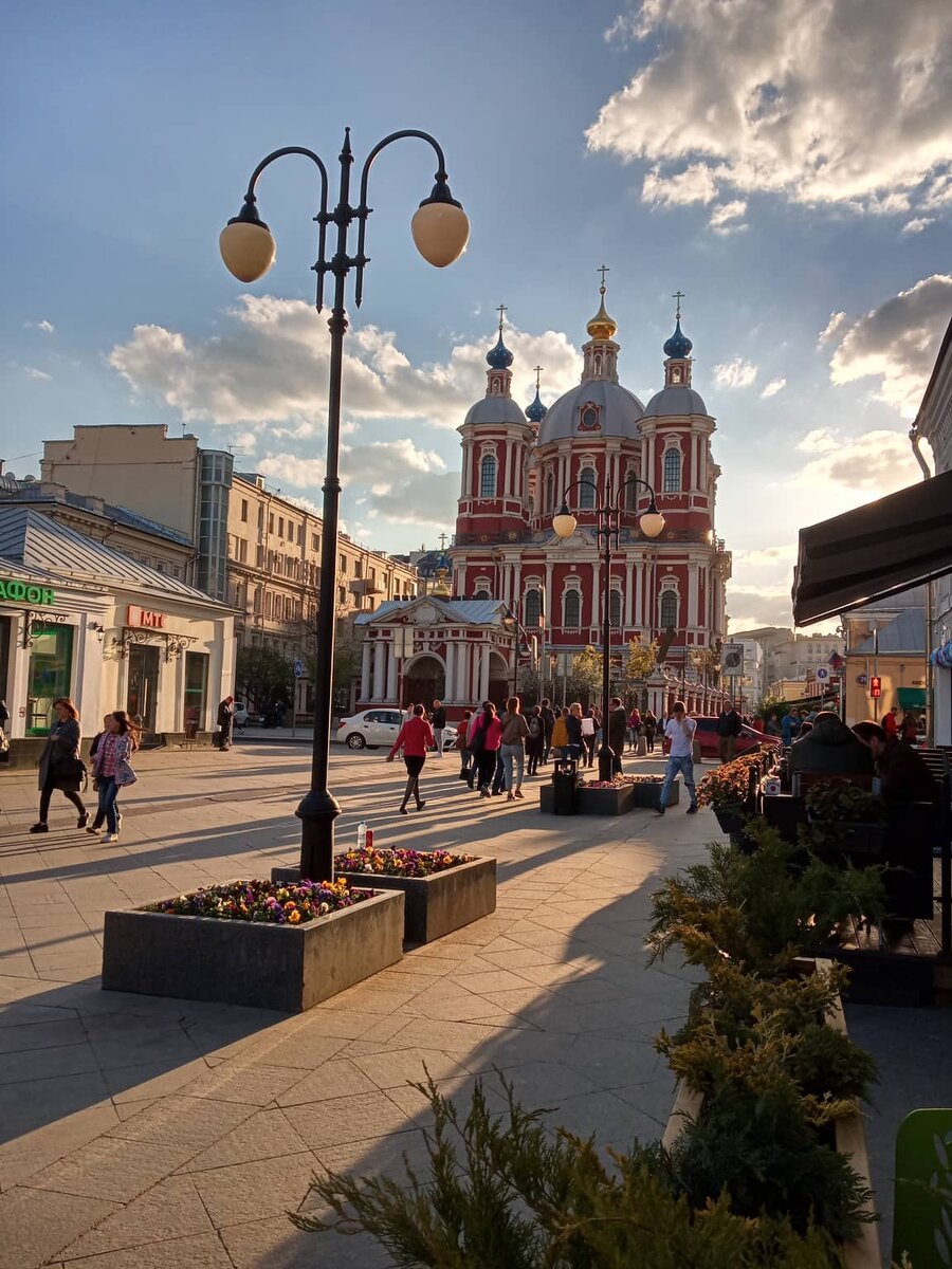 Вид от Новокузнецкой улицы в сторону Пятницкой, 2019 г. Если пролистать фото, можно посмотреть примерно с того же ракурса в 1970-м и 1976 г. Автор последнего фото Sten-Åke Stenberg.