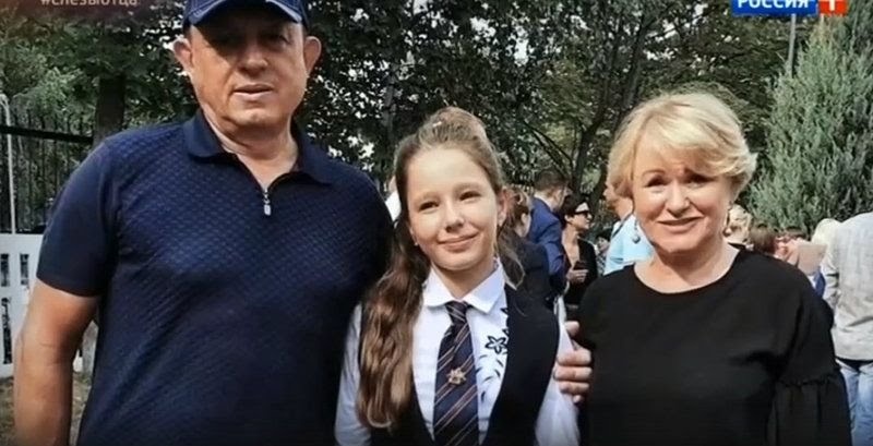 Родители Началовой и ее дочка