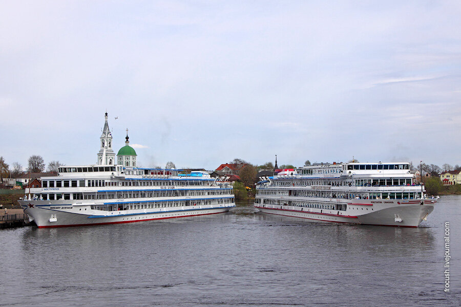 Тверь причал теплоходов. Теплоход отходит от причала. Теплоход полесье. Рыбинский причал. Корабль отходит от причала.