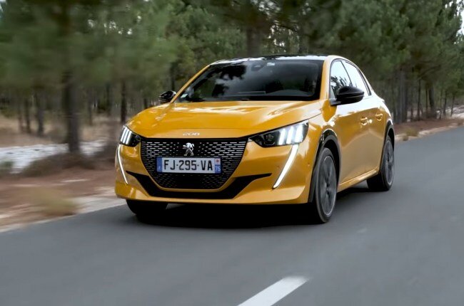 Peugeot 208 вид спереди