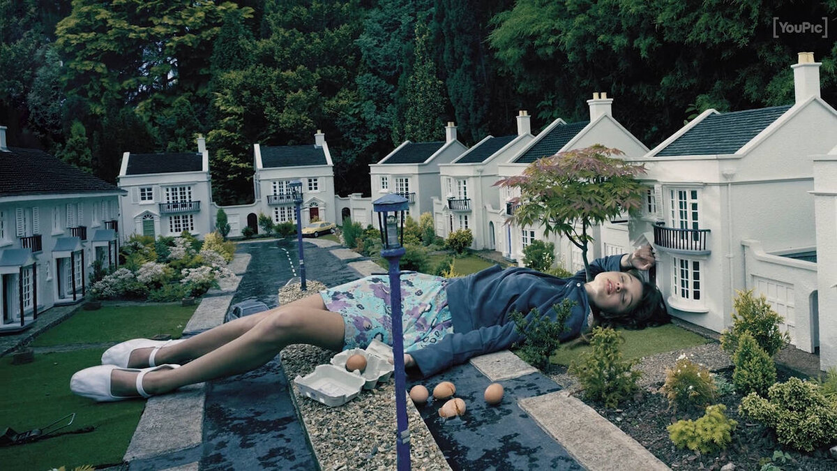 «Broken Eggs, 2005» © Julia Fullerton-Batten