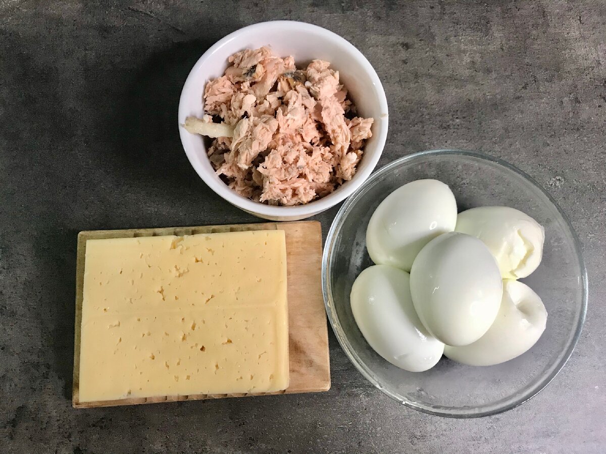 Все продукты разделите на 2 части.