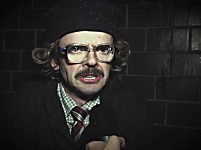 Выглядел и разговаривал этот жОних примерно так...