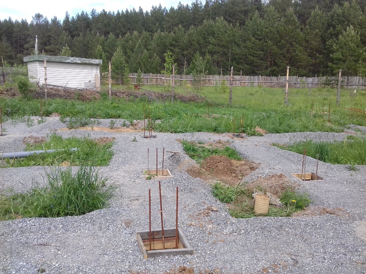 Для того, чтобы ЩПС не засыпал сваи, была сделана опалубка. (Листай дальше-> )