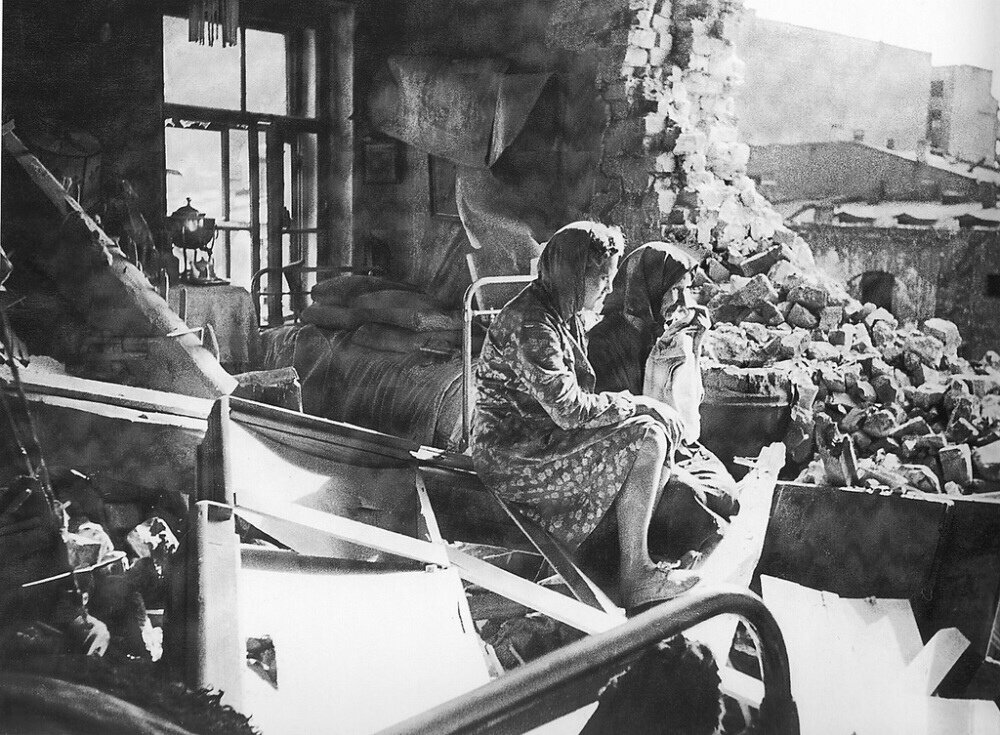Две женщины в разрушенной артобстрелом ленинградской квартире. 1941 г.