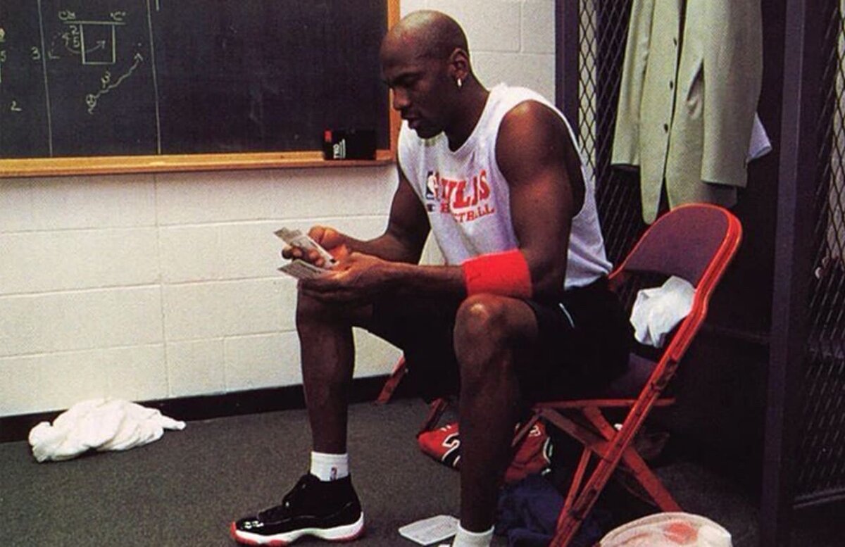 Линейка Air Jordan всегда славилась тем, что там появлялись абсолютно революционные технологии и решения, которые потом перебирались в другие модели. Венцом всего этого были кроссовки Air Jordan 11, которые после релиза были почти в буквальном смысле разобраны по кускам, чтобы создать другие пары.