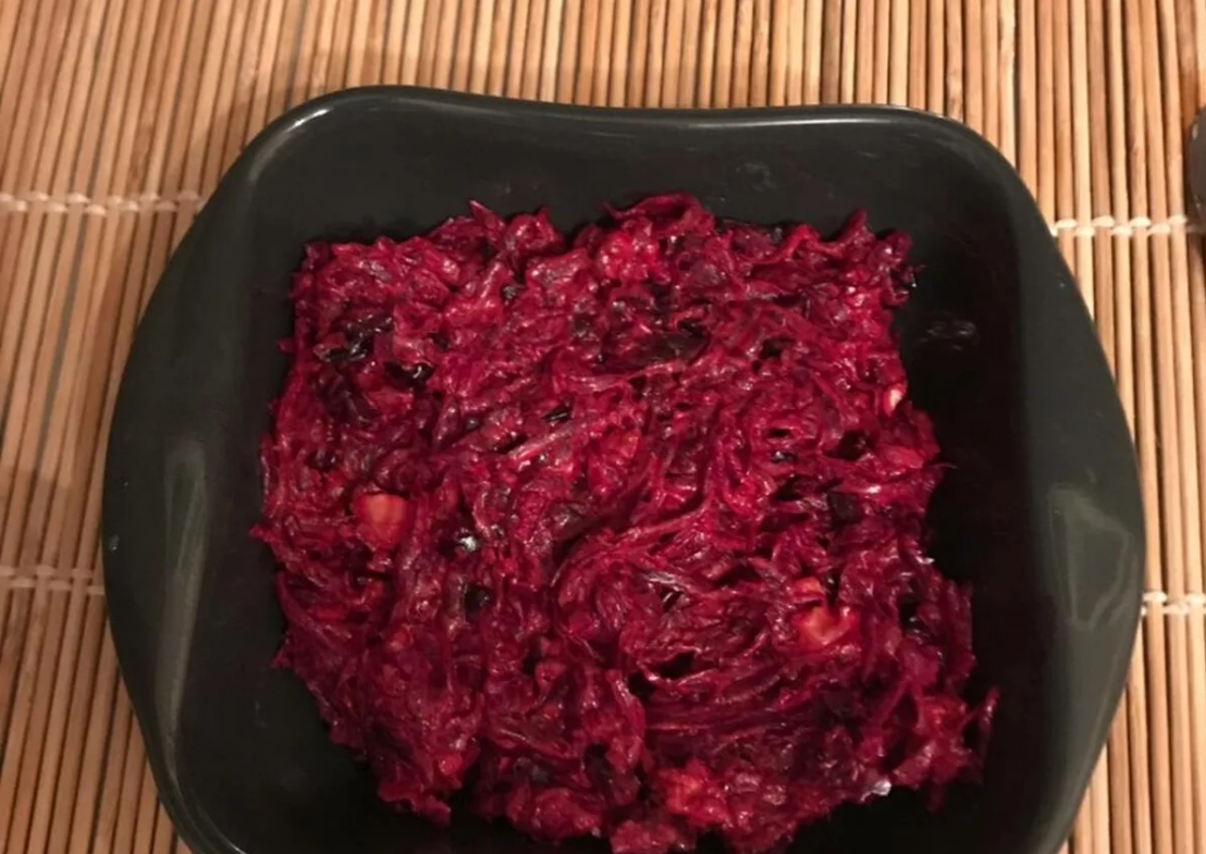 Салат из свёклы с черносливом и грецким. Свекольный салат с орехами. Красная свекла с черносливом. Салат из свеклы с черносливом. Салат свекла с черносливом и грецким орехом.