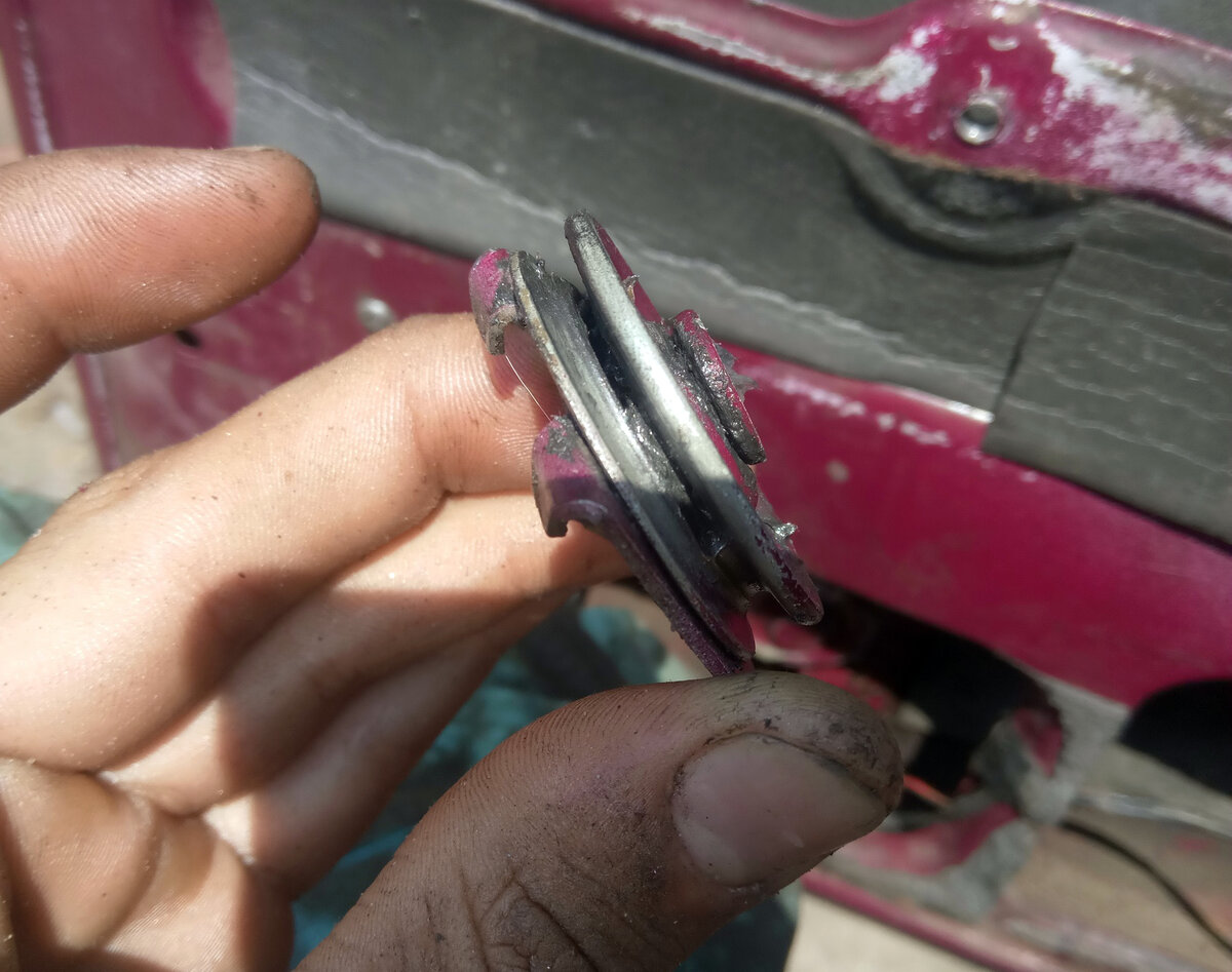 Протёртый ролик стеклоподъёмника.