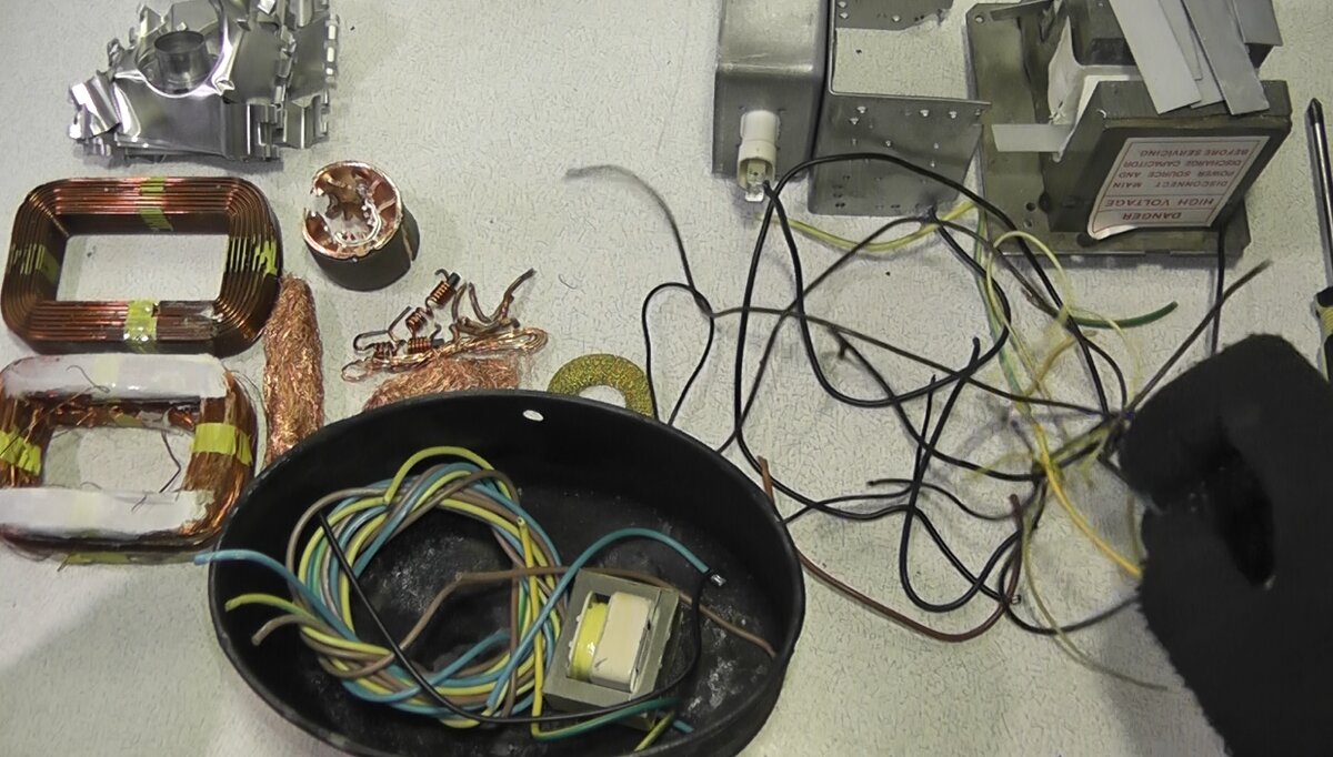 Медь из микроволновки lg. Сколько меди в микроволновой печи. Медь из старой микроволновки. Медь из микроволновки. Медь в микроволновке.