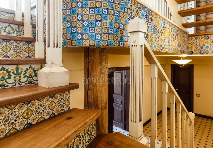 Оформление подступенок керамической плиткой-майоликой Doremail, автор Екатерина Ловягина