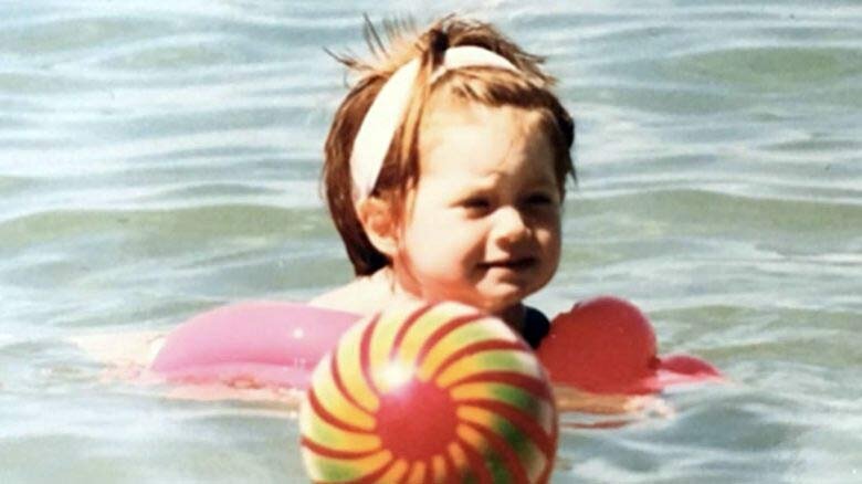 На фото: маленькая Бонни Райт в бассейне. 