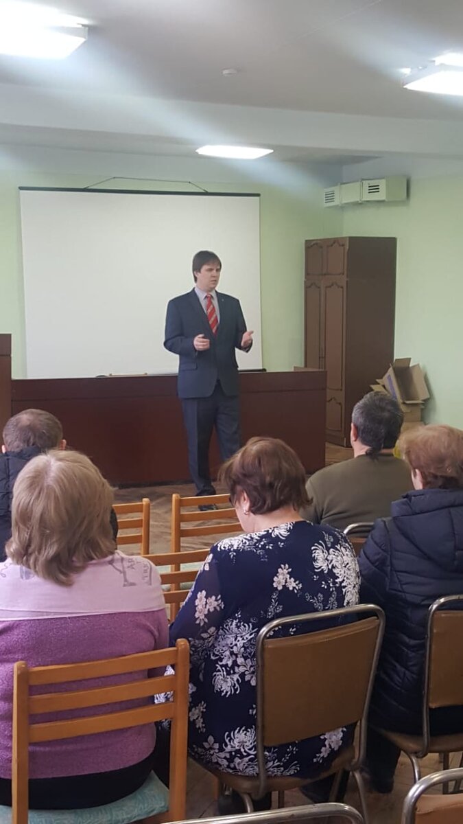 Во встрече приняли участие не только офисные работники, но и рабочие ремонтных цехов,водители,кондуктора. Лучших отметили грамотами, цветами и денежными премиями.