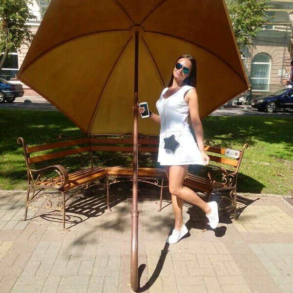 Беларусь город полоцк. Памятник зонтику. Моя жена))