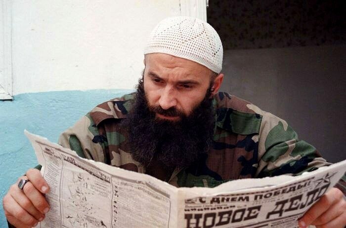 Басаев читает газеты от 9 мая