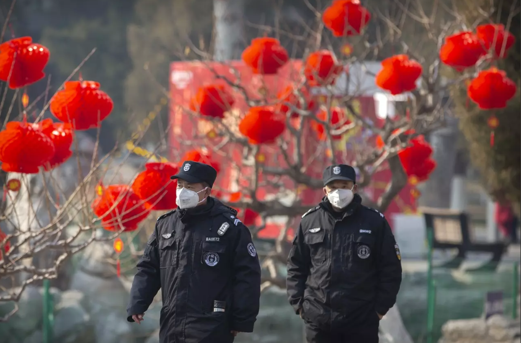 Ситуация в настоящее время является наиболее серьезной в Китае. На фото полицейские, патрулирующие город.