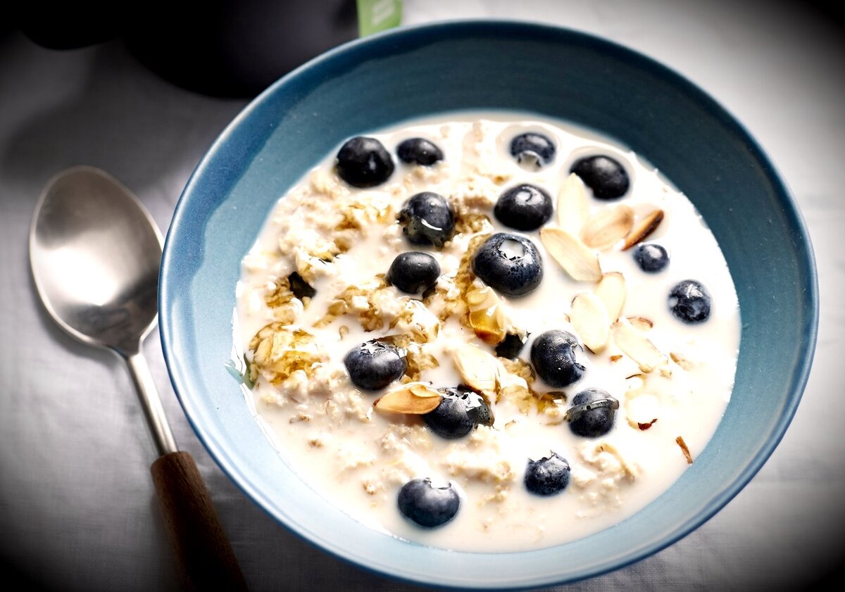Вкусная овсяная каша с черникой и оливковым маслом.