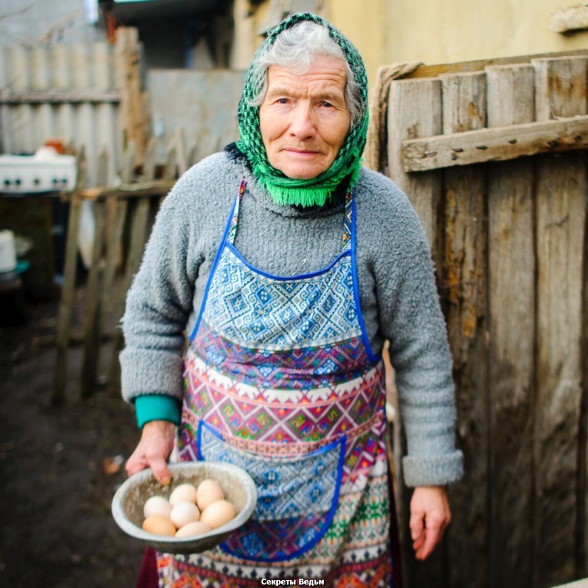 Старую русскую женщину с. Бабушка в деревне. Деревенская бабушка. Бабушка из деревни. Старушка в деревне