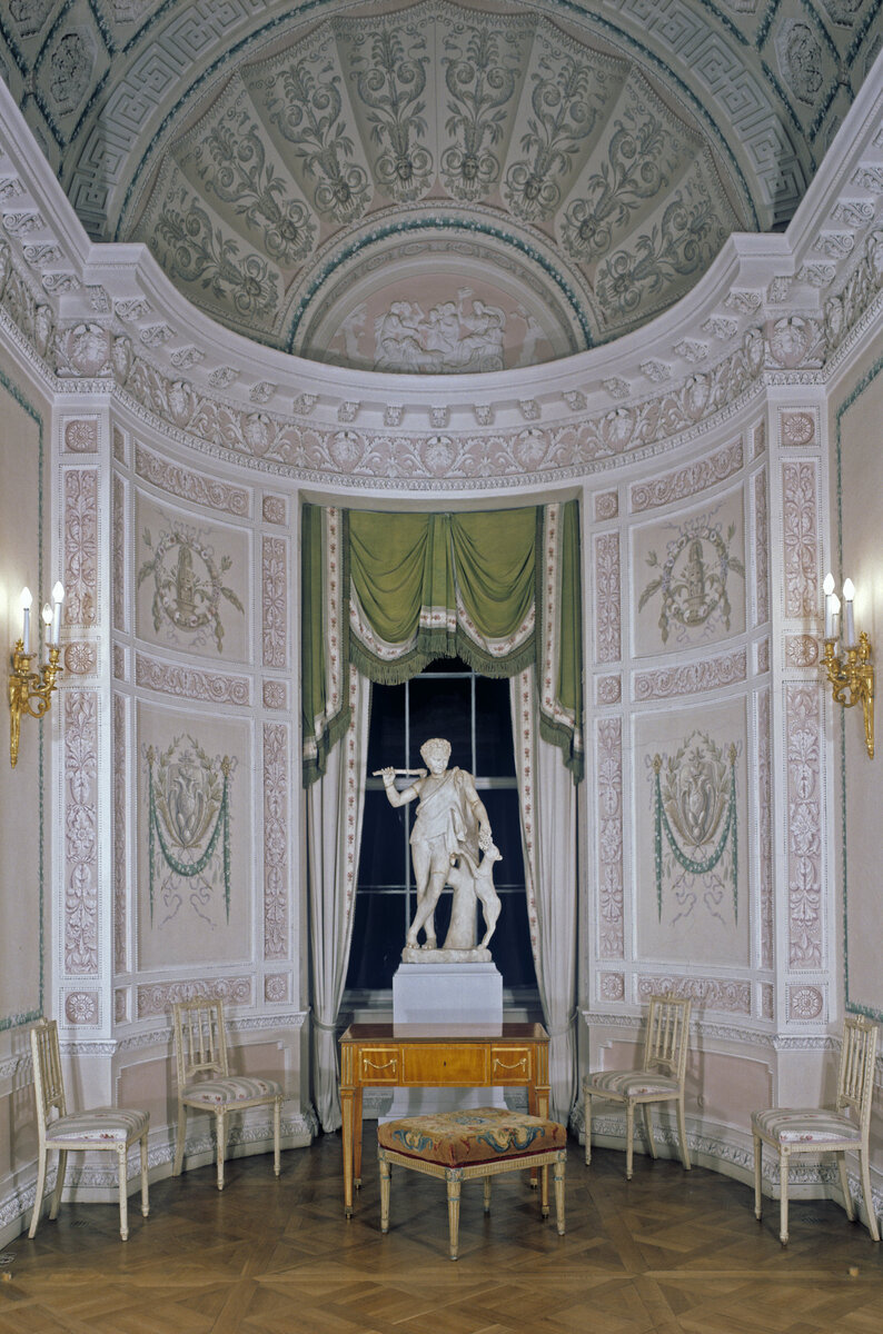 © PHOTO: SPUTNIK / ПАВЕЛ БАЛАБАНОВ"Фавн с пантерой"В этот день девушки писали любовные письма, которые помещали в огромную урну, а затем мужчины тянули письма. Потом каждый мужчина начинал ухаживать за той девушкой, любовное письмо которой он вытащил.