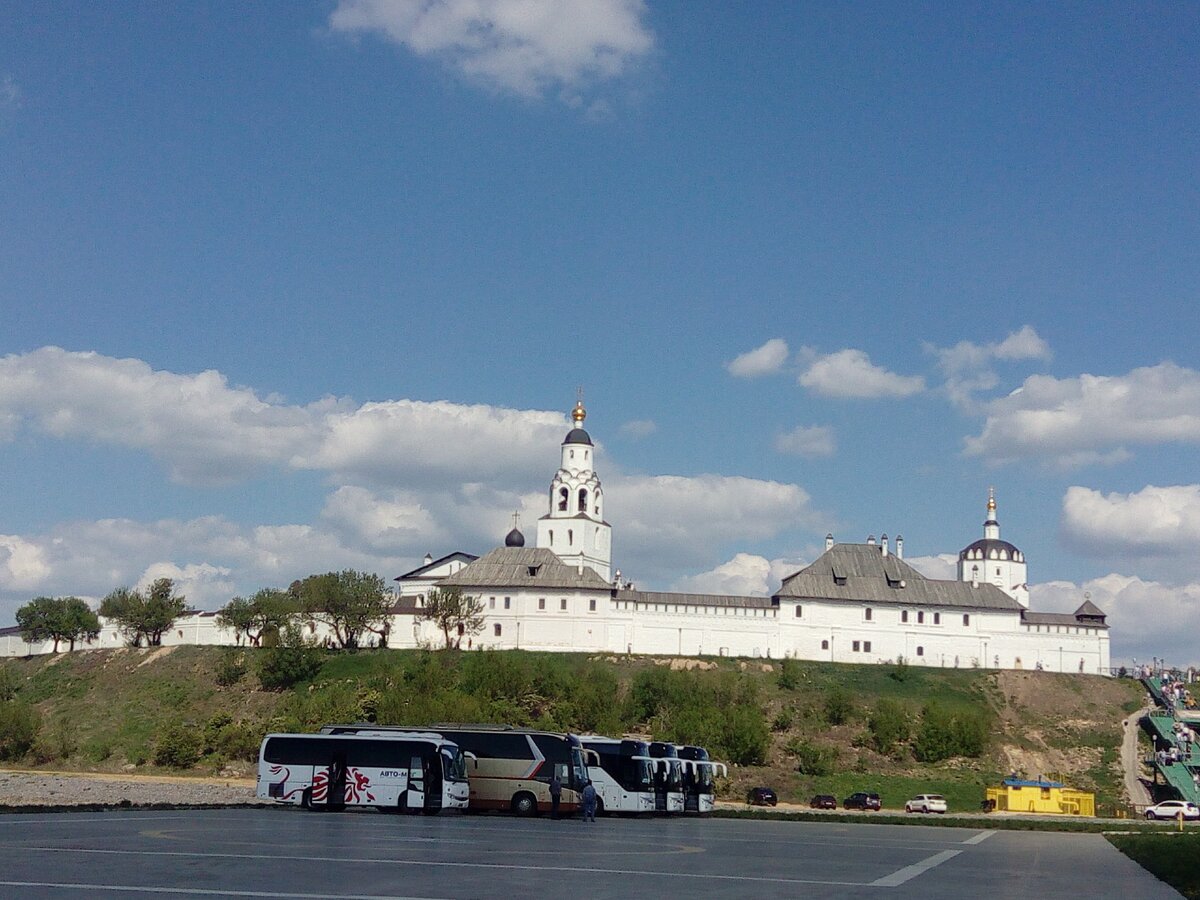 Свияжск река. Остров Свияжск. Остров-град Свияжск река. Остров Свияжск в Казани. Свияжск остров-град достопримечательности.