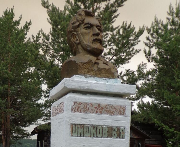 Памятник В.Я.Шишкову