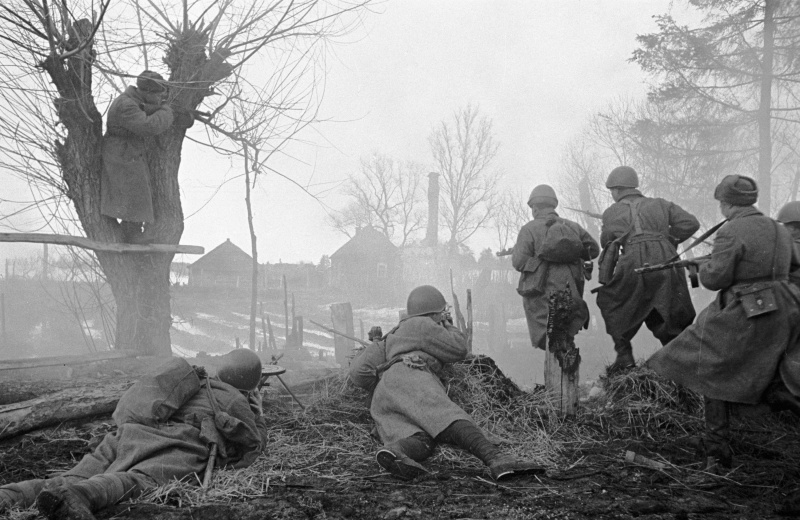 Бойцы Западного фронта в бою под городом Юхновом (с 1944 г. в составе Калужской области). 
