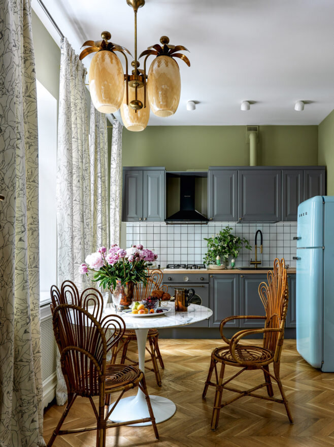 Кухонный гарнитур, IKEA; стол Tulip по дизайну Ээро Сааринена, Knoll; люстра-ананас и стулья из ротанга — винтаж; светильники над рабочей поверхностью, Flos; шторы сшиты из ткани Le Couple от Pierre Frey.