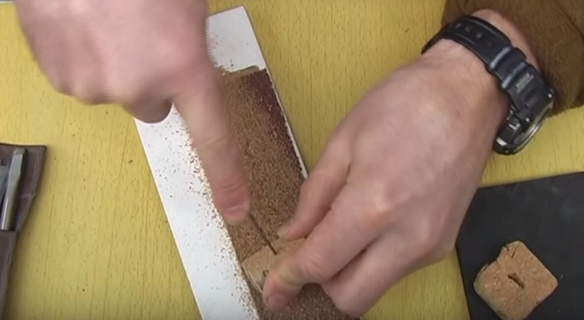 нож из ножовки по металлу. отверстие сделанное ножом. как просверлить сталь р6м5. след сверления на металле. как сверлить быстрорез.