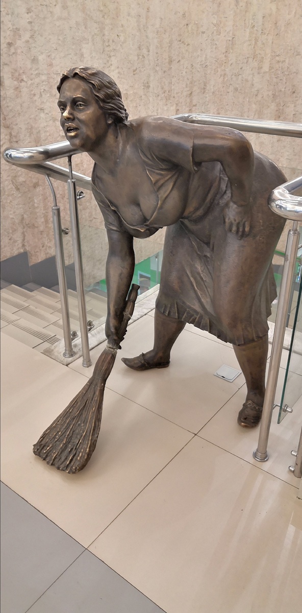 Скульптура уборщицы