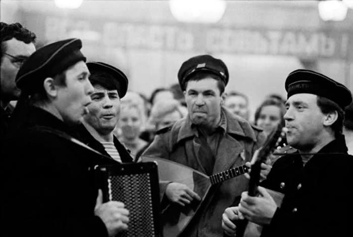 Валерий Золотухин, Борис Буткеев, Владимир Высоцкий в спектакле Театра на Таганке  "Десять дней, которые потрясли мир".